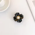Elegante molletta per capelli a camelia nera con perla color crema e bordi dorati - Nero