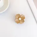 Minimalistische Blumen-Haarklammer mit champagnerfarbenen Blüten und Perlendetail - Hellkaffee