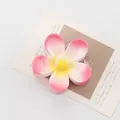 Eleganter 3D Blumen Haarklammer mit rosa-gelbem Farbverlauf und gelber Blütenmitte - Fuchsia