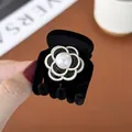 Elegante zwarte haarklem met cameliabloem en pareldecoratie voor paardenstaart - Camellia