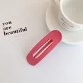 Fermaglio per capelli rettangolare rosa opaco oversize con design cavo su tavolo - Stile Rosa Fucsia