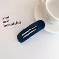 Fermaglio per capelli ovale cavo blu scuro opaco su sfondo bianco minimalista - Stile Blu