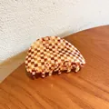 Halbkreisförmige Haarklammer mit braun-weißem Schachbrettmuster aus hochwertigem Acetat - Karamellbraun