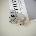 Detailansicht der niedlichen Koala-Haarklammer aus Acetat mit weißer Perlmutt-Oberfläche - Hunde-Stil / Klein / Beige