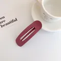 Grande fermaglio per capelli rosso scuro opaco, design minimalista su sfondo bianco - Stile Color Pasta di Fagioli