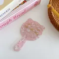 Roze handspiegel in katvorm van acetaat met schelptextuur en gouden accenten - Kersenbloesem Roze