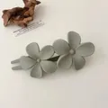 Elegante saliegroene matte bloem haarclip met een stijlvol ontwerp met twee bloemen - Grijsgroen