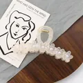 Pinza para el pelo con flores mate color gelatina y detalles de perlas en madera - 13.5cm / Blanco Roto