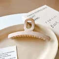 Matte beige haarklem met geometrisch ontwerp in een minimalistische keramische schaal - Boog Stijl (1#) / Lichtkoffie