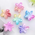 Vue détaillée de six pinces à cheveux fleur de frangipanier aux reflets nacrés dégradés - Ensemble Dégradé Nacré Irisé (Lot Huit)