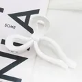 Minimalistische glänzend weiße 13cm Schleife Haarklammer mit elegantem Harz-Finish - Weiß