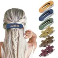 Detalle de varias pinzas para el cabello mate en colores Morandi en una modelo femenina - Estilo Minimalista Hueco Y Flor Doble Colores Mezclados