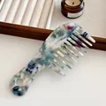 Breitzackiger Kamm aus Acetat mit elegantem blau-grünem Marmormuster und langem Griff - Grün