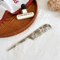 Détail d'un peigne à queue en acétate gris marbré pour la coiffure et le sectionnement - Gris Irisé