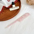Peigne à cheveux en acétate rose marbré avec manche pointu et dents fines précises - Rose