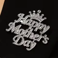 Nahaufnahme einer luxuriösen Strass-Brosche Happy Mother's Day mit silbernem Kronendesign. - Silber