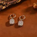 Detail van roestvrijstalen oorbellen met rechthoekige hanger en stermotief - Zon Vierkante Oorbellen (T073) / Zilver