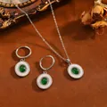 Detailweergave van groene edelsteen ketting en oorbellen set met kristallen halo - Smaragd Sieradenset (T073) / Zilver