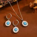 Detailopname van turquoise ovale hanger met sprankelende stenen op warme achtergrond - Saffier Sieradenset (T073) / Zilver