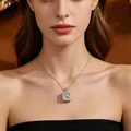 Detailweergave van een elegante zilveren ketting met stervormige hanger en kristallen op model. - Zon Vierkante Ketting (T073) / Zilver