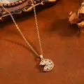 Macro-opname van een gouden ketting met kristallen bloemhanger op een warme achtergrond - Witte Strass Bloem Ketting (T073) / Goud