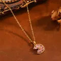 Gedetailleerd overzicht van gouden halskettinghanger met roze stenen bloem en maan - Roze Strass Bloem Ketting (T073) / Goud