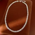 Detailansicht einer dreireihigen Strass-Halskette auf einem braunen Schmuckständer - Silber
