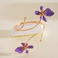 Gedetailleerd overzicht van gouden spiraalarmband met paarse geëmailleerde bloemen - Goud met Paars