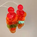 Dettaglio degli orecchini a disco di conchiglia con design a nappe multicolore. - Stile 28
