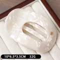 Pince à cheveux demi-cercle en acétate marbré crème avec logo doré et détails de taille - Blanc