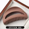 Matbruine halfronde holle haarklem met een minimalistisch ontwerp van 10x5cm - Matte Koffie