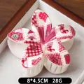 Pince à cheveux fleur avec motifs festifs rouges et blancs, taille 8x4.5cm, 28g - Bouton