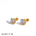 Dettaglio degli orecchini a lobo 4 griffe con zirconi da 7mm, placcati oro 18k - Stile Rotondo (TE60761-RD)