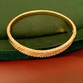 Λεπτομερής όψη χρυσού βραχιολιού 18K με αστραφτερά ζιργκόν σε μικρο-παβέ. - Στυλ με Φαρδιές Ρίγες (HB5589) / Χρυσό
