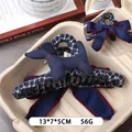 Haarklammer mit blauem Karostoff und kleinem Plüsch-Dackel sowie Schleifendetail - Blau-Weiß Kariert