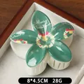 Pince à cheveux fleur de 8cm vert foncé avec imprimé Merry Christmas et couronne - Breloque