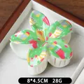 Pince à cheveux fleur avec base verte et motifs de chaussettes festives de 8x4.5cm - Base Verte Chaussettes