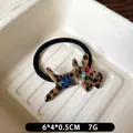 Elastische haarelastiek met een luipaardprint puppybedeltje en blauwe strik - Haarelastiekje / Luipaard haarelastiekje