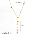 Vista detallada del collar en Y bañado en oro de 18k con dijes de luna y estrella y cierre de palanca - Estilo Estrella y Luna (TN3723) / Dorado