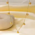 Collier en acier inoxydable doré avec pendentifs coquillages au style minimaliste - Collier Sept Coquillages Liés (H179) / Or
