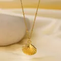 Collier satellite doré avec pendentif coquillage posé sur satin et pierre lisse - Pendentif Coquillage Chaîne Perle (H18) / Or