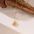 Vue détaillée de l'élégant collier de projection cygne en or avec pierres de zircone - Style Cygne (9089) / Or