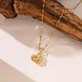 Primo piano di un ciondolo a cuore in oro per proiezione con cristalli brillanti - Stile Cuore (9086) / Oro