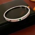 Bracciale ritorto in argento lucido con gemma verde e dettagli in zirconi scintillanti - Argento-Verde