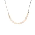 Elegante Edelstahlkette mit natürlichen Barock-Süßwasserperlen auf weißem Hintergrund - Modestil (N3891) / Silber