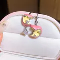 Macro-opname van asymmetrische roze emaille appel oorbellen met fonkelende CZ-harten - 78# Zilver Roze Geel Gradiënt Asymmetrische Ster Maan Appel Oorbellen