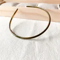 Detalle de diadema marrón que muestra el diseño de dientes internos antideslizantes - Verde