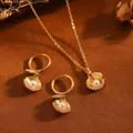 Detailaufnahme von vergoldetem Edelstahl-Muschelanhänger-Schmuckset mit Perlen - Perlenmuschel / Halsketten- und Ohrring-Set / Gold