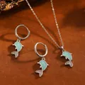 Detailansicht eines silbernen Delphin-Schmucksets mit grüner Emaille und glitzernden Strasssteinen - Delfin mit Blauem Strass / Halsketten- und Ohrring-Set / Silber