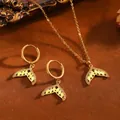 Detailansicht eines maritimen Goldschmuck-Sets aus Edelstahl mit Fischschwanz-Anhängern. - Grüner Katzenaugen-Fischschwanz / Halsketten- und Ohrring-Set / Gold